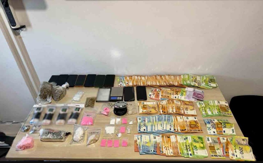 Επιχείρηση της ΕΛΑΣ στη Μύκονο: Έπιασαν κύκλωμα ναρκωτικών με ροζ κοκαΐνη, ecstasy και χιλιάδες ευρώ κέρδη - Συνελήφθη και ο αρχηγός