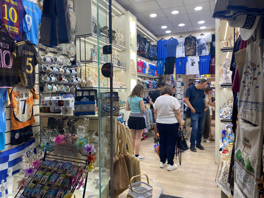 Τουρίστες από κάθε γωνιά της γης στη Θεσσαλονίκη, ανεβαίνει η ζήτηση σε σουβενίρ για ζωάκια
