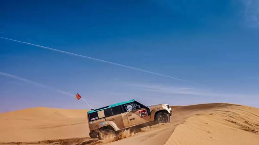 260818133735_land-rover-defender-dakar-2