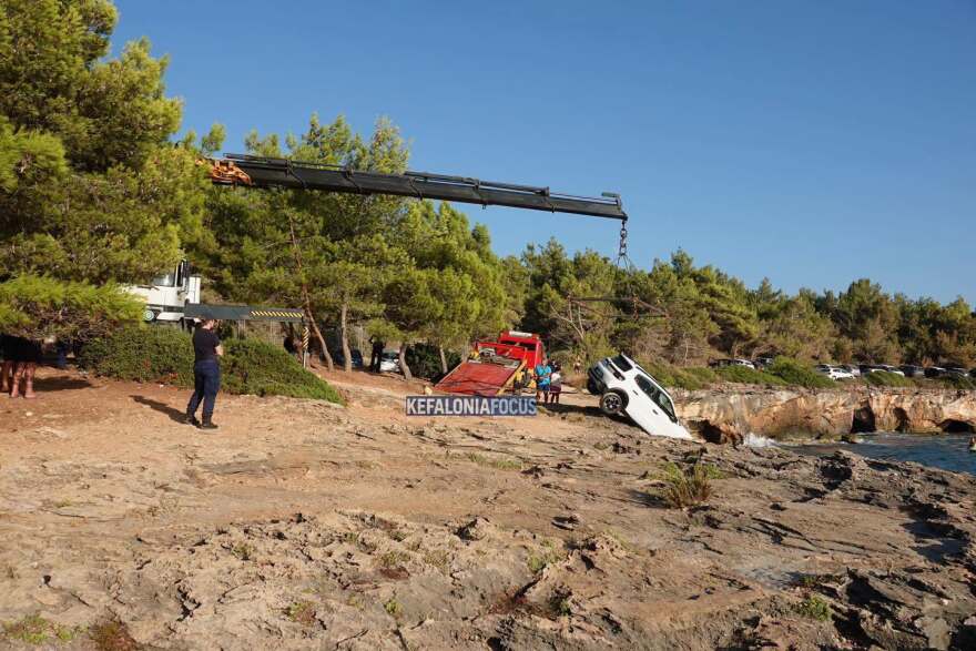 Αυτοκίνητο Ιταλών τουριστών «κρεμάστηκε» σε βράχους στην Κεφαλονιά, σώα η οικογένεια που επέβαινε, δείτε βίντεο 