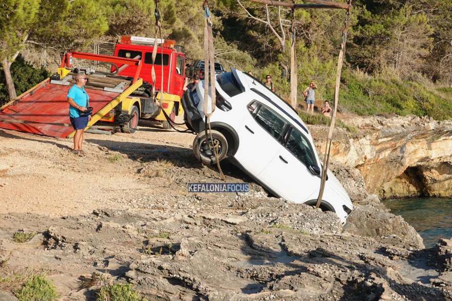 Αυτοκίνητο Ιταλών τουριστών «κρεμάστηκε» σε βράχους στην Κεφαλονιά, σώα η οικογένεια που επέβαινε, δείτε βίντεο 
