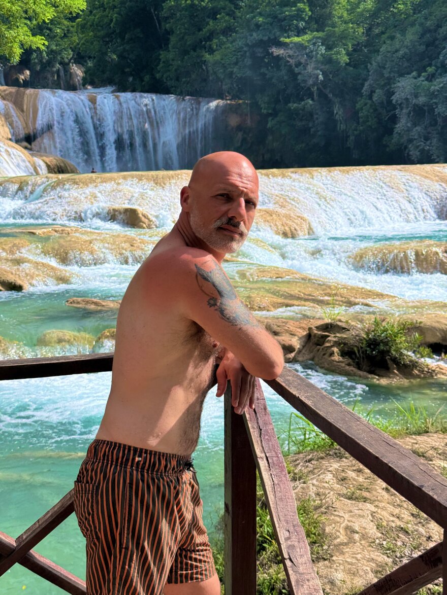 Ο Νίκος Μουτσινάς κολύμπησε σε καταρράκτες στο Μεξικό: Το καλοκαίρι αλλιώς, σχολίασε
