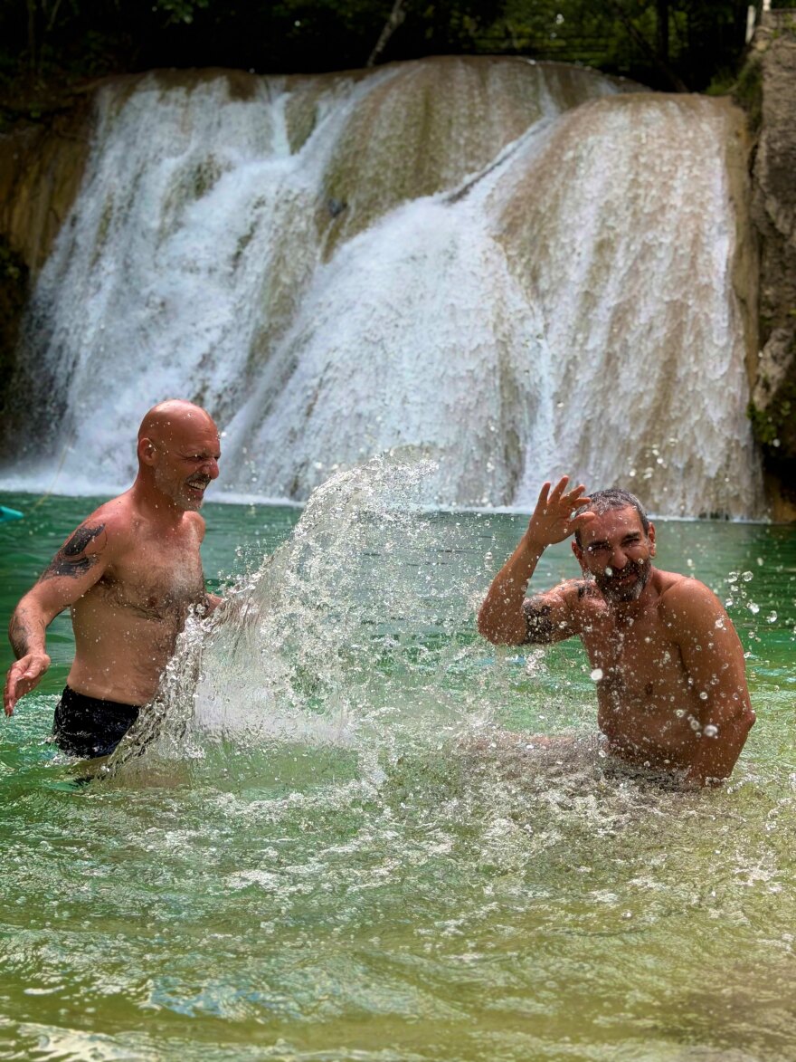 Ο Νίκος Μουτσινάς κολύμπησε σε καταρράκτες στο Μεξικό: Το καλοκαίρι αλλιώς, σχολίασε
