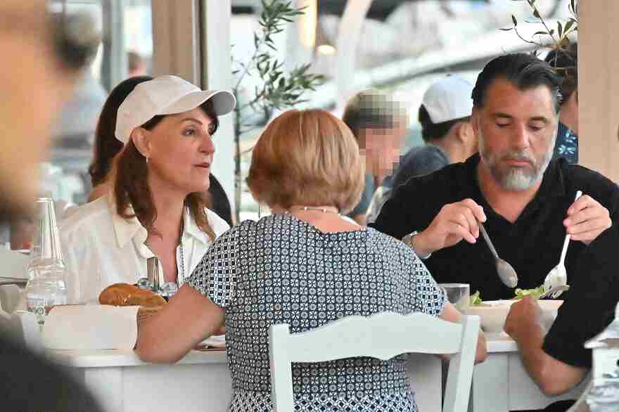 Το χειρόγραφο σημείωμα στην «Τούλα» - Νία Βαρντάλος που της άφησαν στο δωμάτιο ξενοδοχείου όπου έμεινε στην Ελλάδα