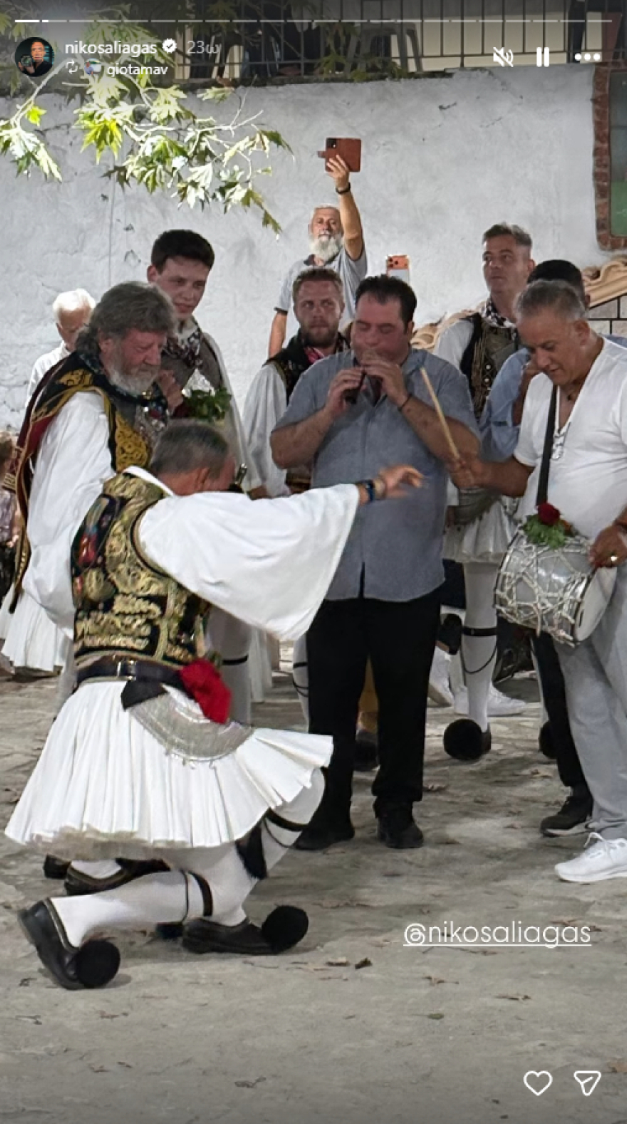 Ο Νίκος Αλιάγας χόρεψε με παραδοσιακή φουστανέλα στο πανηγύρι του χωριού του στη Σταμνά Μεσολογγίου, δείτε βίντεο
