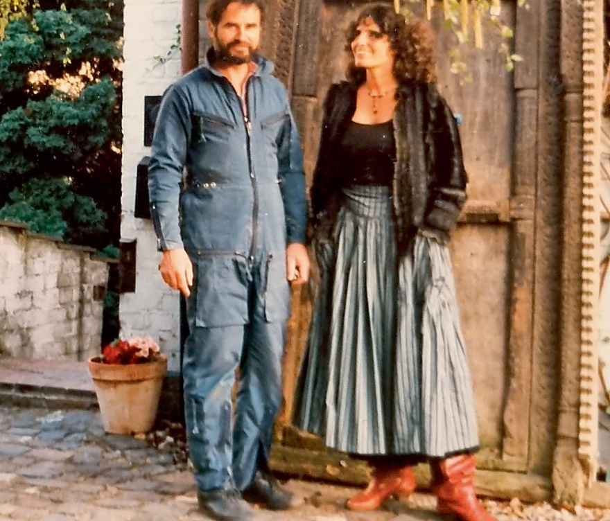 Η Καρίνα του Νταλί, των Ανωγειανών και του πανηγυριού: Η συγκινητική ιστορία της ηλικιωμένης που «χόρεψε» υποβασταζόμενη από τους φίλους της στην Κρήτη
