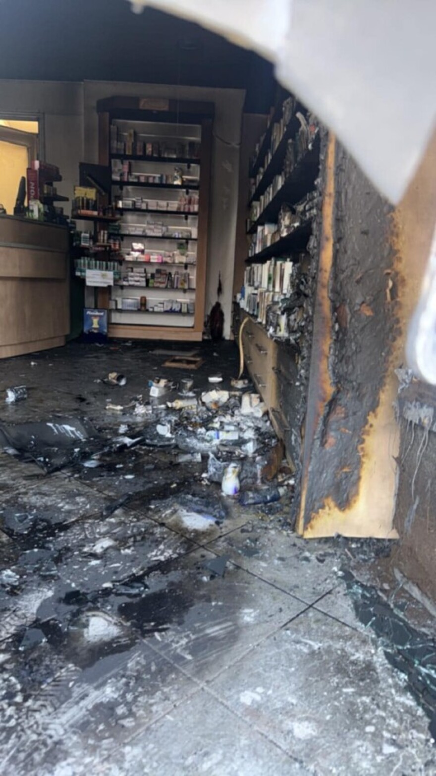 Καρέ καρέ η στιγμή που άγνωστοι βάζουν φωτιά σε φαρμακείο στη Βλαχέρνα Αρκαδίας, δείτε βίντεο και φωτογραφίες