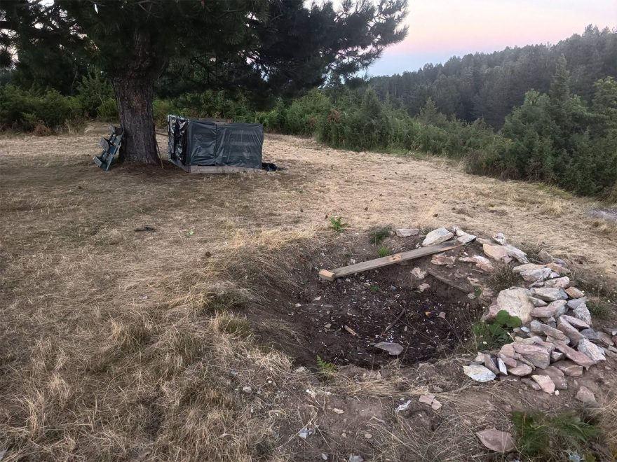 Σέλι Ημαθίας: Εστησαν παράνομο κάμπινγκ μέσα στο δάσος, είχαν φιάλες υγραερίου για μαγείρεμα και άναβαν φωτιές