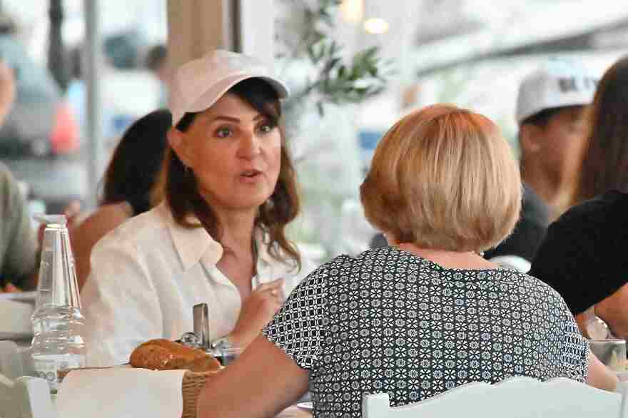 Το χειρόγραφο σημείωμα στην «Τούλα» - Νία Βαρντάλος που της άφησαν στο δωμάτιο ξενοδοχείου όπου έμεινε στην Ελλάδα