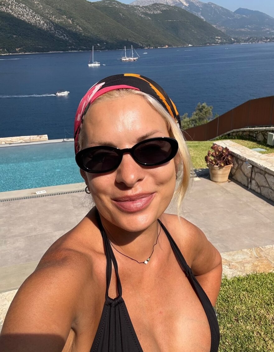 Η Μενεγάκη φωτογραφήθηκε αγκαλιά με τον Παντζόπουλο στις διακοπές τους: «Του χρόνου το καλοκαίρι, την ίδια ώρα, στο ίδιο μέρος;»