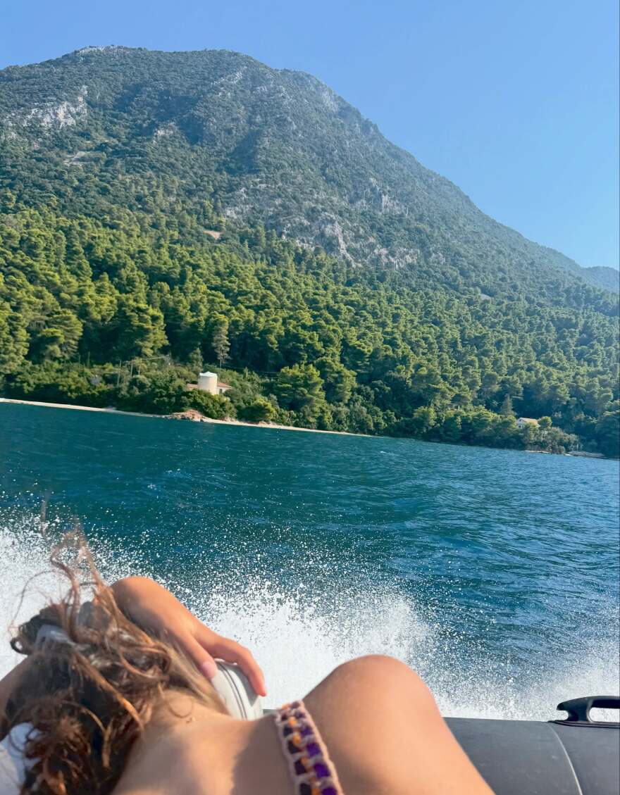 Η Μενεγάκη φωτογραφήθηκε αγκαλιά με τον Παντζόπουλο στις διακοπές τους: «Του χρόνου το καλοκαίρι, την ίδια ώρα, στο ίδιο μέρος;»