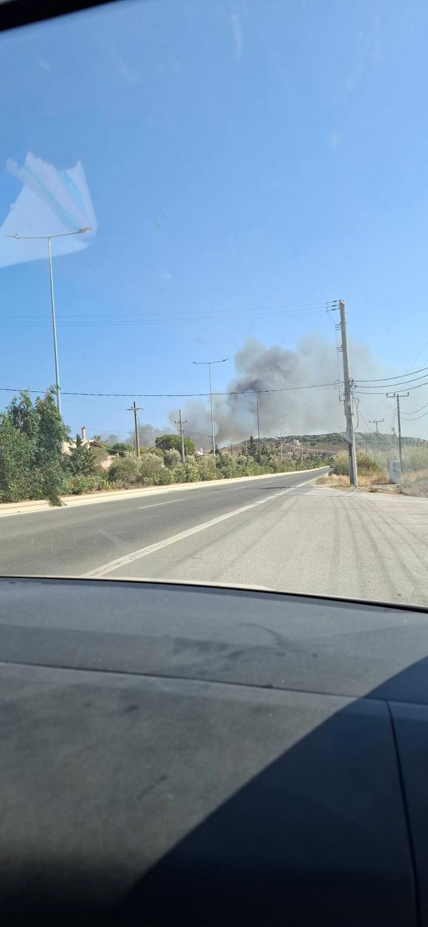 Φωτιά δίπλα σε σπίτια στο Καλοπήγαδο Κερατέας: 112 για εκκένωση από Αγία Μαρίνα και Τσονίμα προς λεωφόρο Λαυρίου, βίντεο και φωτογραφίες