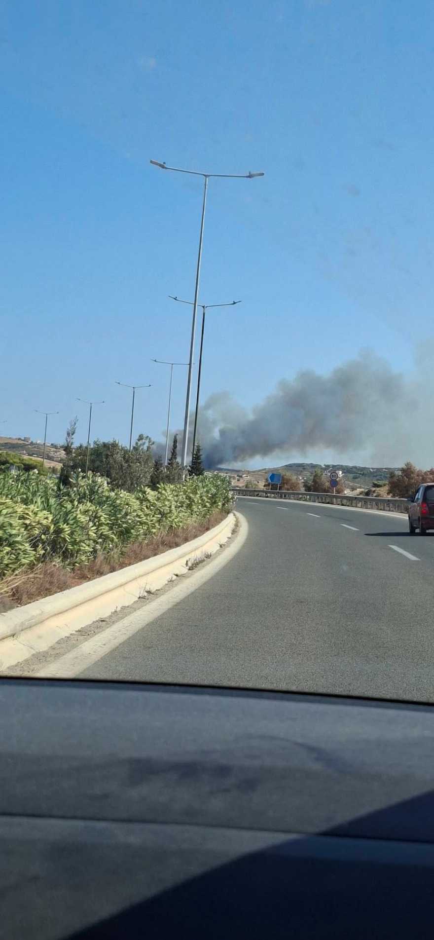 Φωτιά δίπλα σε σπίτια στο Καλοπήγαδο Κερατέας: 112 για εκκένωση από Αγία Μαρίνα και Τσονίμα προς λεωφόρο Λαυρίου, βίντεο και φωτογραφίες