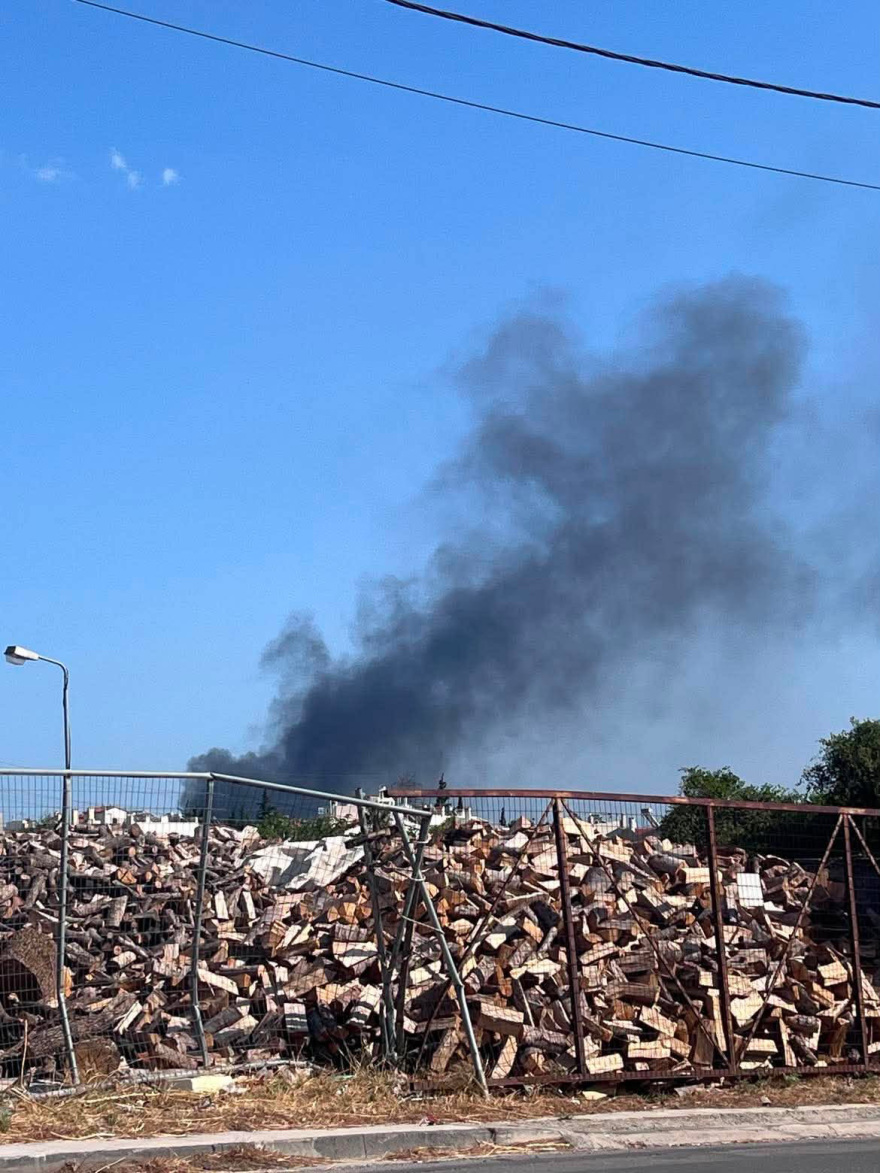 Φωτιά τώρα σε εργοστάσιο στη λεωφόρο Ανθούσας, κινητοποίηση της Πυροσβεστικής