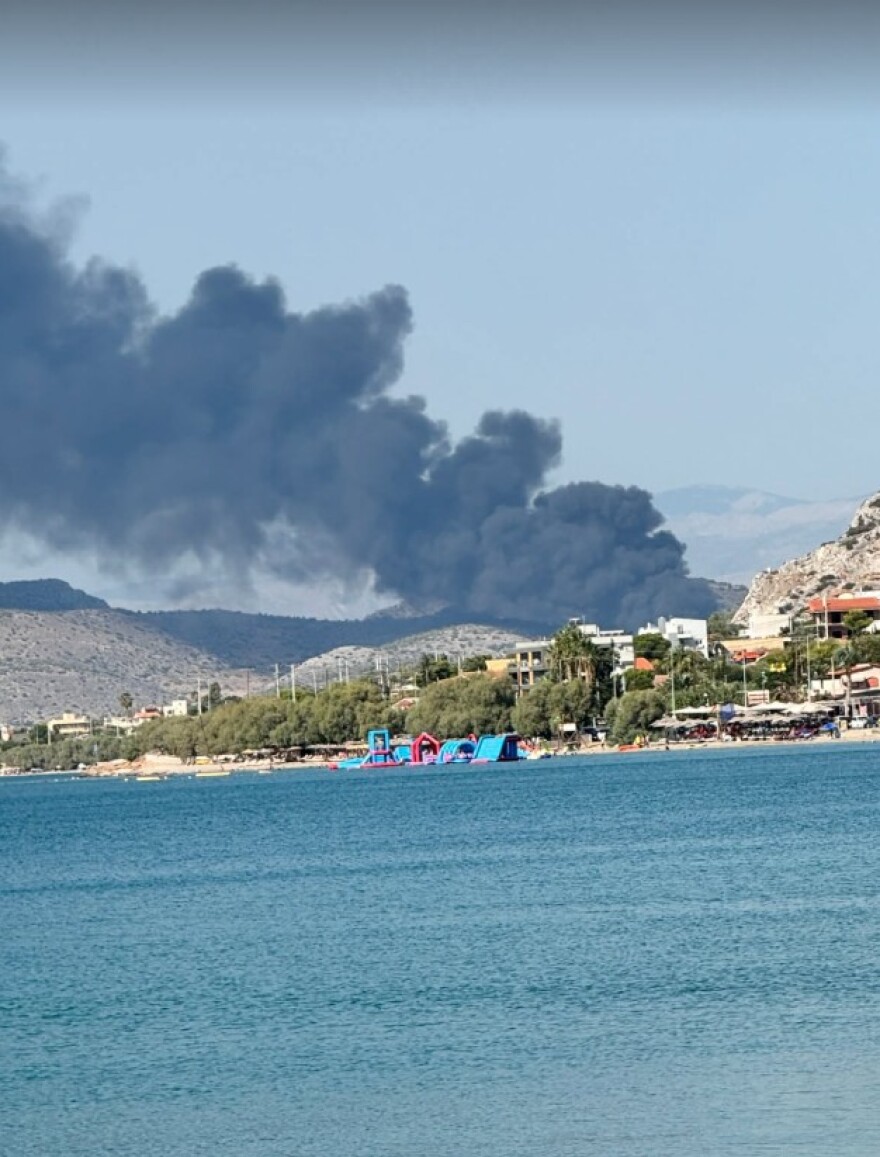 Φωτιά κοντά στον ναύσταθμο Σαλαμίνας: Επιχειρούν 80 πυροσβέστες με 25 οχήματα και 6 εναέρια, δείτε βίντεο και φωτογραφίες