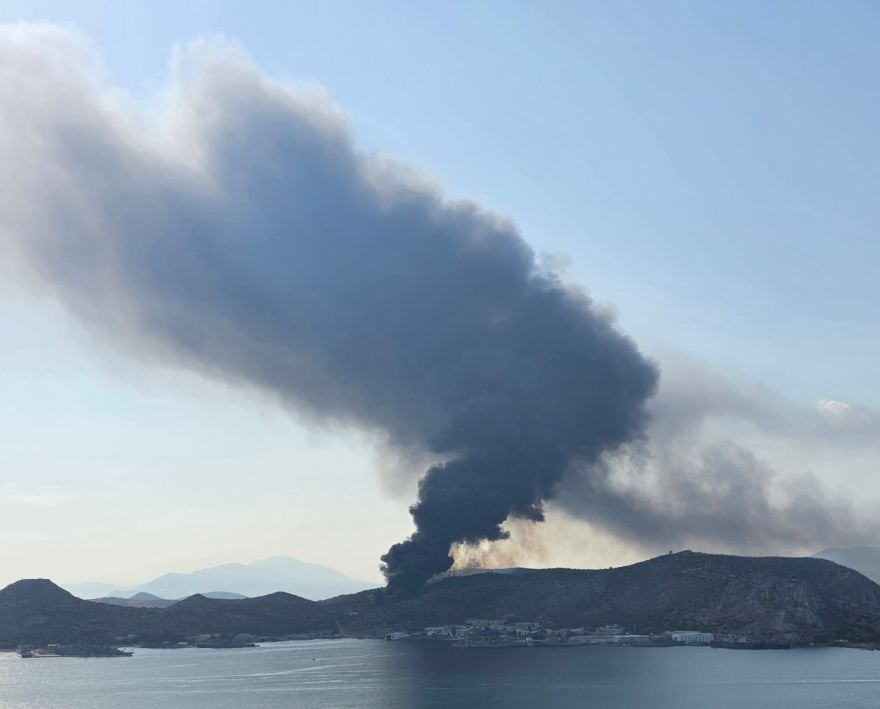 Φωτιά κοντά στον ναύσταθμο Σαλαμίνας: Επιχειρούν 80 πυροσβέστες με 25 οχήματα και 6 εναέρια, δείτε βίντεο και φωτογραφίες