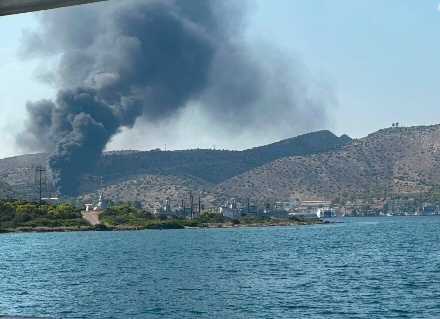 Φωτιά κοντά στον ναύσταθμο Σαλαμίνας: Επιχειρούν 80 πυροσβέστες με 25 οχήματα και 6 εναέρια, δείτε βίντεο και φωτογραφίες