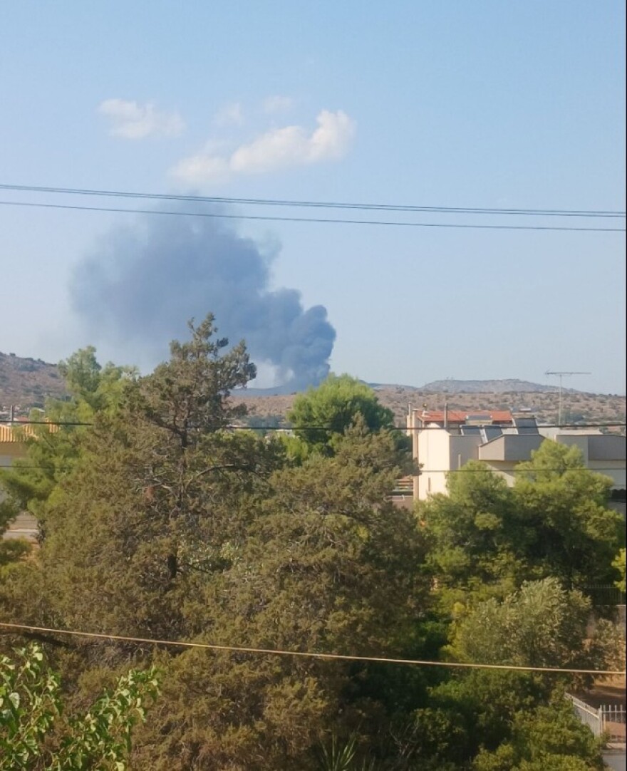 Φωτιά κοντά στον ναύσταθμο Σαλαμίνας: Επιχειρούν 80 πυροσβέστες με 25 οχήματα και 6 εναέρια, δείτε βίντεο και φωτογραφίες