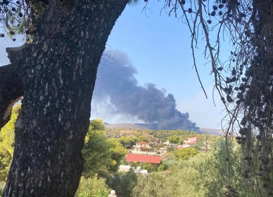 Σαλαμίνα: Φωτιά κοντά στον ναύσταθμο - Επιχειρούν εναέρια ΦΩΤΟ 6 Φωτιά κοντά στον ναύσταθμο Σαλαμίνας, σηκώθηκαν τέσσερα εναέρια, δείτε βίντεο και φωτογραφίες