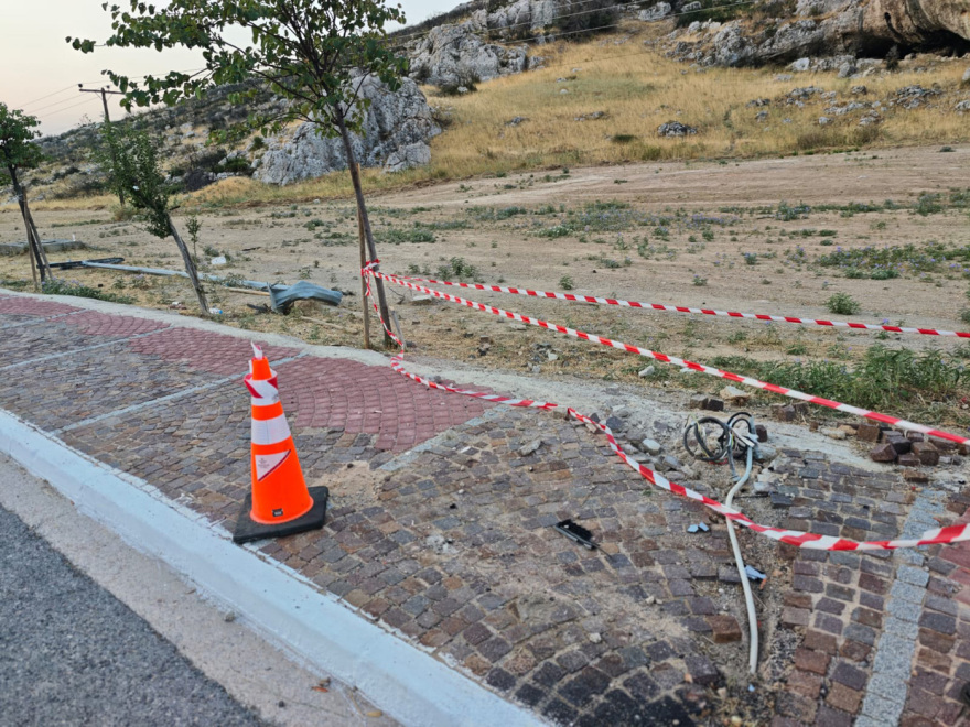 Τραγωδία στα Άνω Λιόσια: Νεκρή 17χρονη σε τροχαίο, το ΙΧ που επέβαινε «καβάλησε» το πεζοδρόμιο και έπεσε σε κολώνα