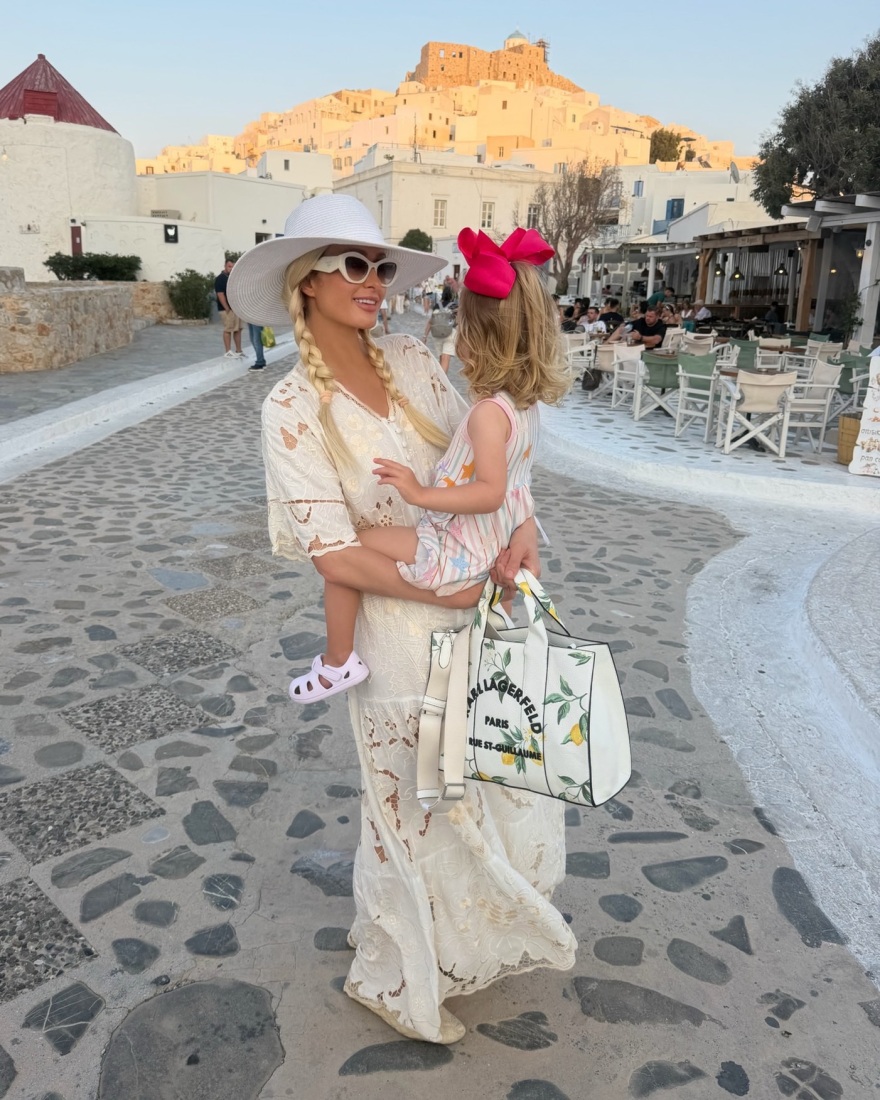 Η Πάρις Χίλτον δημοσίευσε βίντεο και φωτογραφίες από την Αστυπάλαια και τη Σαντορίνη: Το καλοκαίρι μας στα καλύτερά του στην Ελλάδα