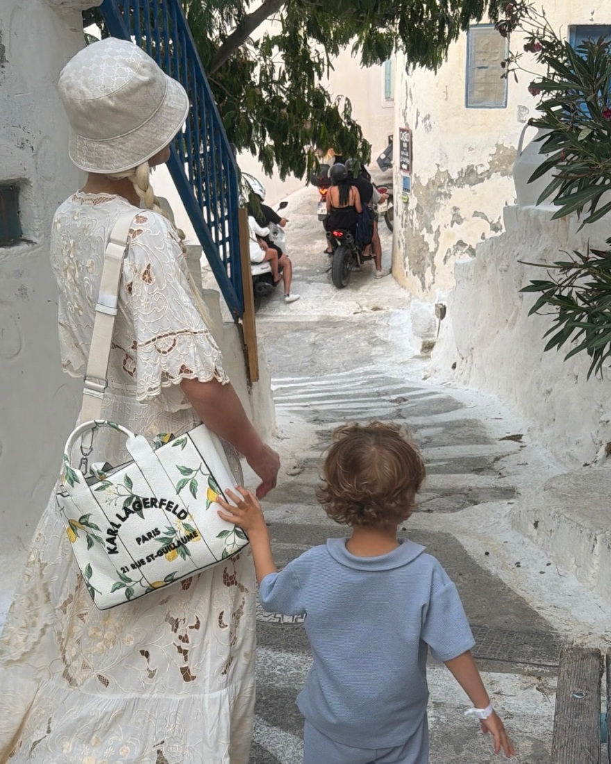 Η Πάρις Χίλτον δημοσίευσε βίντεο και φωτογραφίες από την Αστυπάλαια και τη Σαντορίνη: Το καλοκαίρι μας στα καλύτερά του στην Ελλάδα