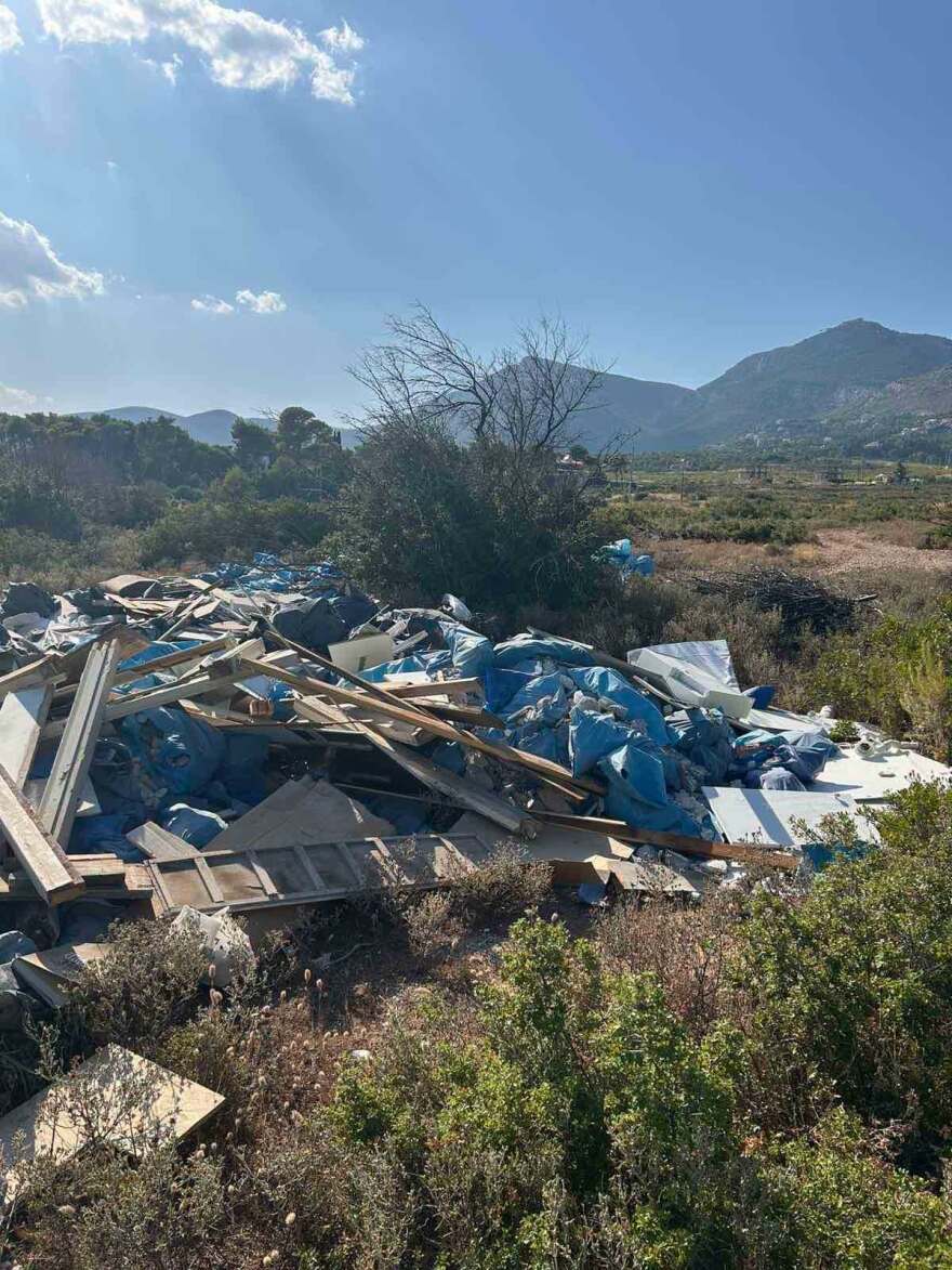 Μετέτρεψαν τους πρόποδες της Πάρνηθας σε χωματερή με μπάζα από ανακαινίσεις, δείτε φωτογραφίες

