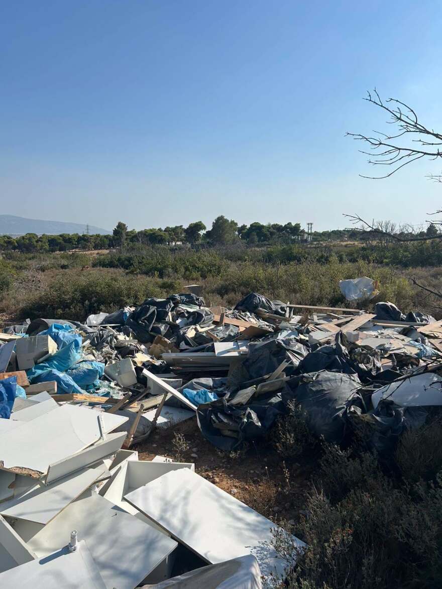 Μετέτρεψαν τους πρόποδες της Πάρνηθας σε χωματερή με μπάζα από ανακαινίσεις, δείτε φωτογραφίες
