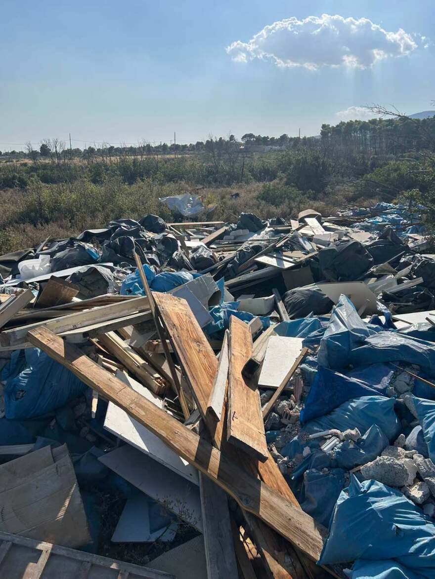 Μετέτρεψαν τους πρόποδες της Πάρνηθας σε χωματερή με μπάζα από ανακαινίσεις, δείτε φωτογραφίες
