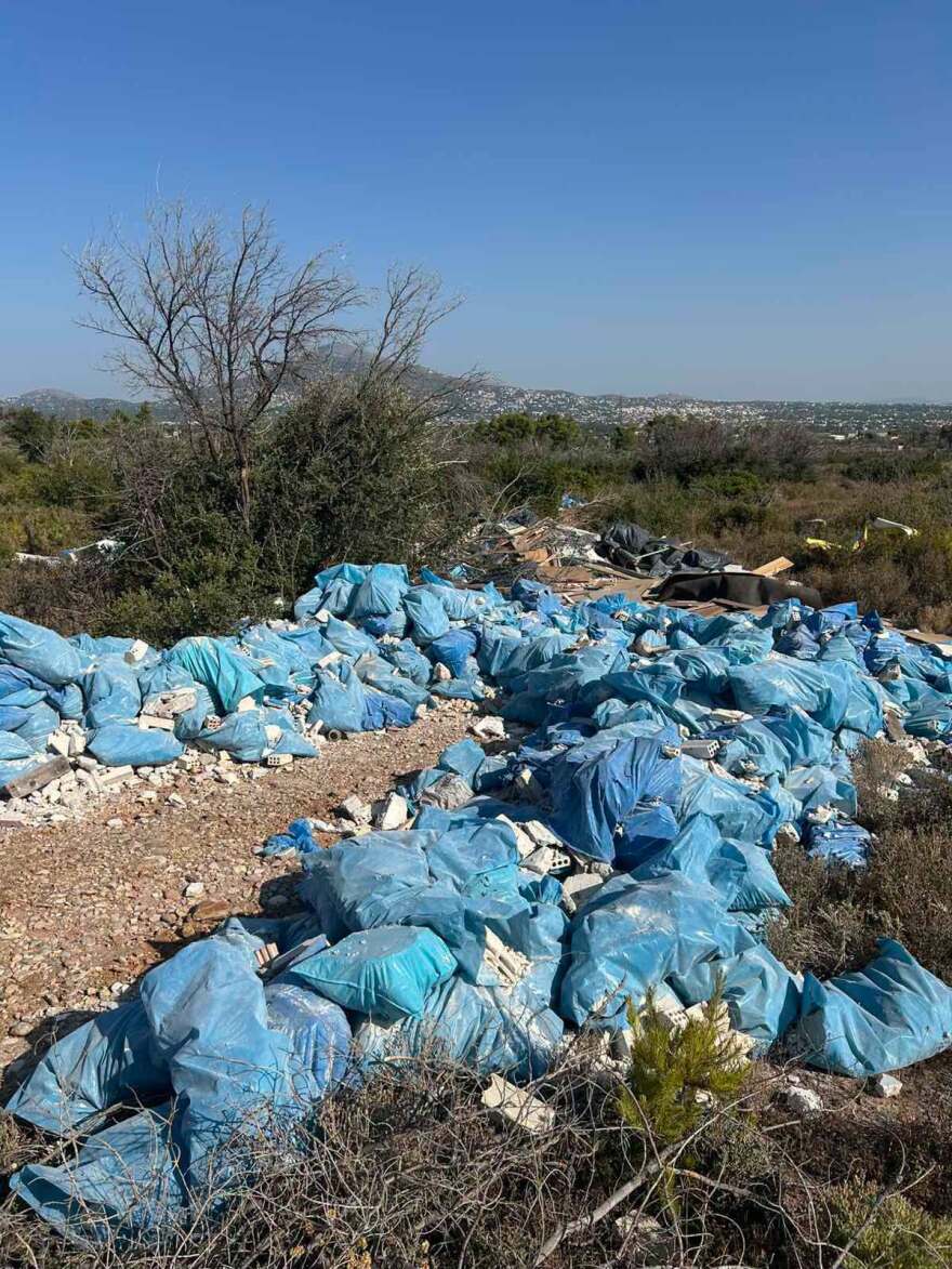 Μετέτρεψαν τους πρόποδες της Πάρνηθας σε χωματερή με μπάζα από ανακαινίσεις, δείτε φωτογραφίες
