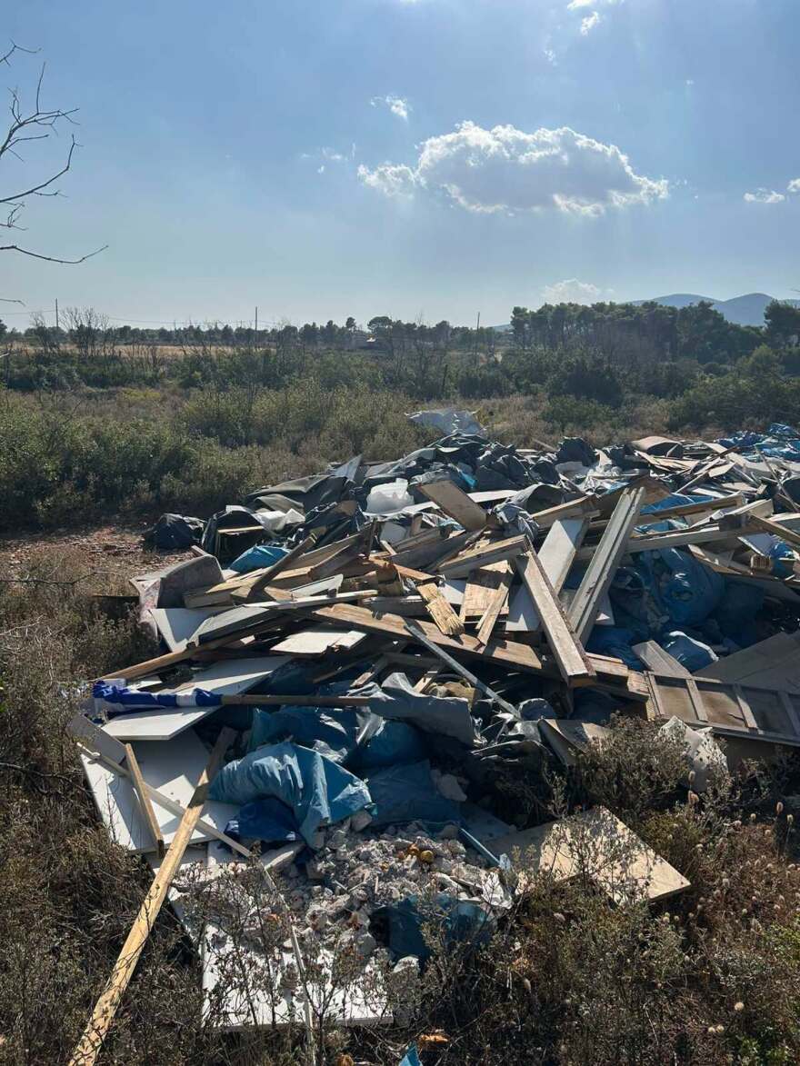 Μετέτρεψαν τους πρόποδες της Πάρνηθας σε χωματερή με μπάζα από ανακαινίσεις, δείτε φωτογραφίες
