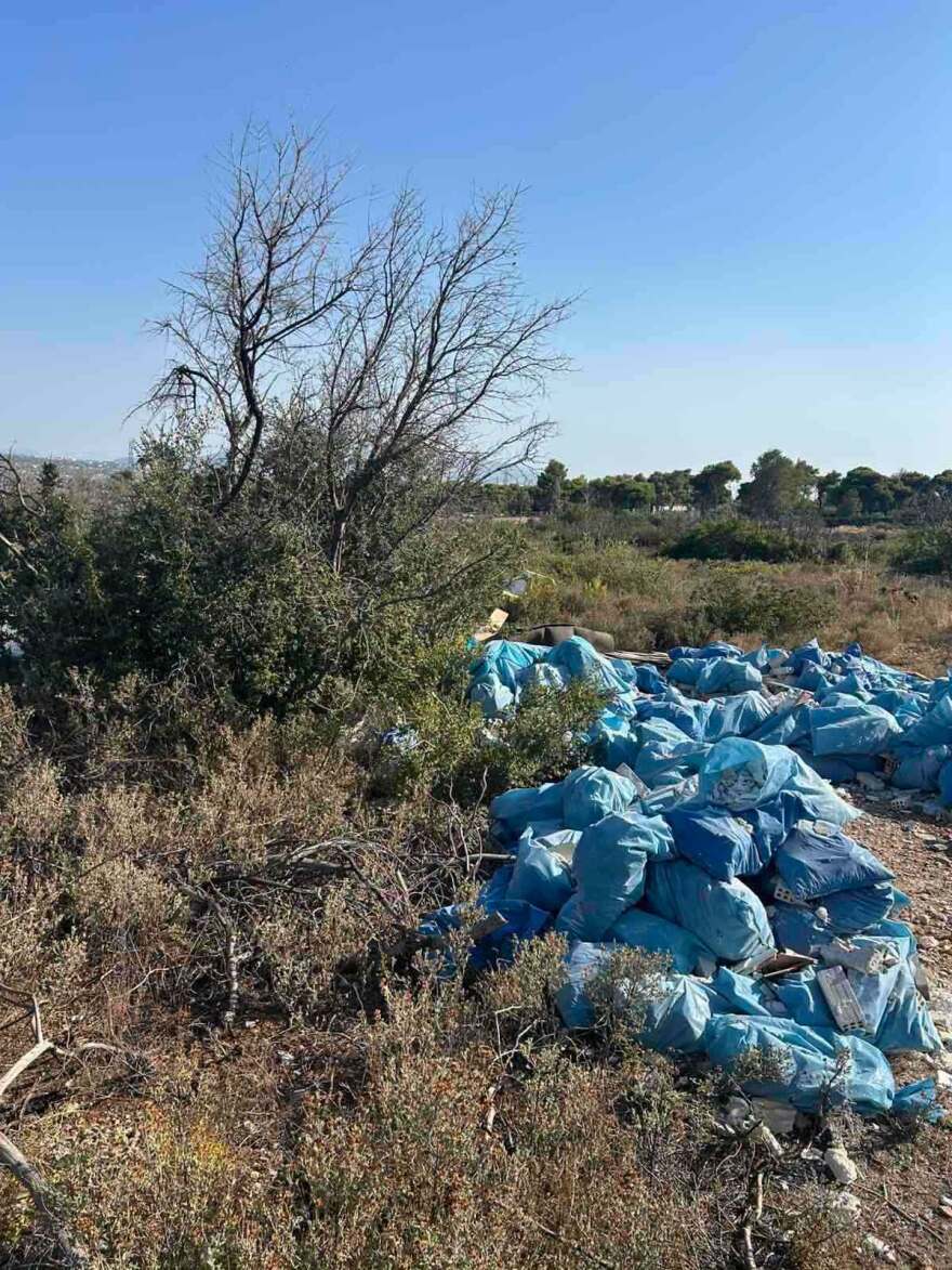 Μετέτρεψαν τους πρόποδες της Πάρνηθας σε χωματερή με μπάζα από ανακαινίσεις, δείτε φωτογραφίες
