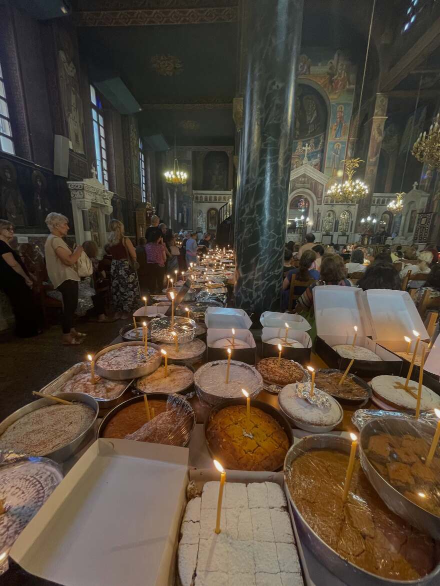 Γέμισαν φανουρόπιτες οι εκκλησίες σε όλη την Ελλάδα, δείτε φωτογραφίες και βίντεο