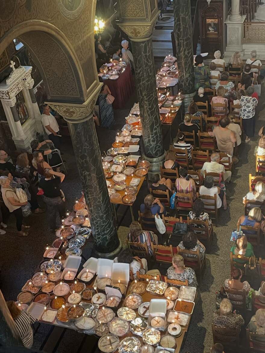 Γέμισαν φανουρόπιτες οι εκκλησίες σε όλη την Ελλάδα, δείτε φωτογραφίες και βίντεο