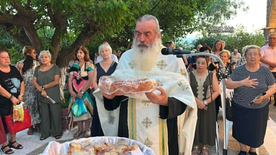 Γέμισαν φανουρόπιτες οι εκκλησίες σε όλη την Ελλάδα, δείτε φωτογραφίες και βίντεο