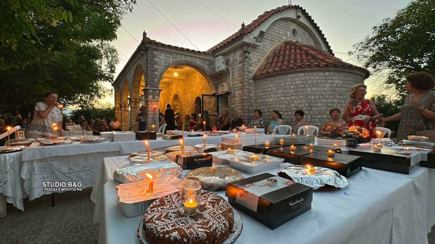 Γέμισαν φανουρόπιτες οι εκκλησίες σε όλη την Ελλάδα, δείτε φωτογραφίες και βίντεο