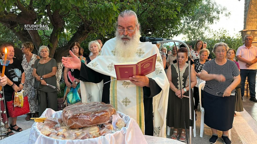 Γέμισαν φανουρόπιτες οι εκκλησίες σε όλη την Ελλάδα, δείτε φωτογραφίες και βίντεο