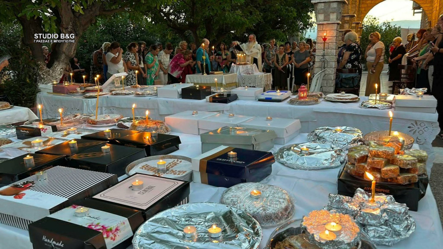 Γέμισαν φανουρόπιτες οι εκκλησίες σε όλη την Ελλάδα, δείτε φωτογραφίες και βίντεο