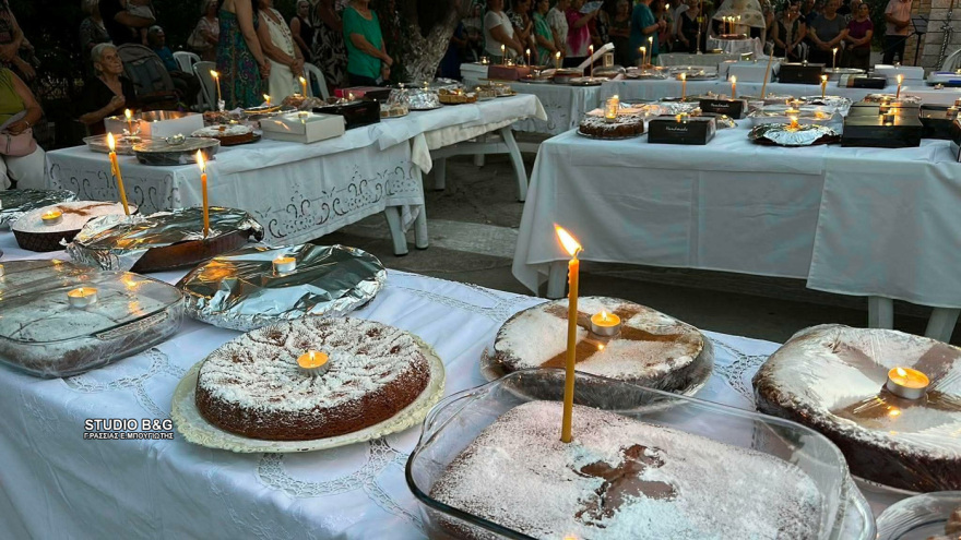 Γέμισαν φανουρόπιτες οι εκκλησίες σε όλη την Ελλάδα, δείτε φωτογραφίες και βίντεο