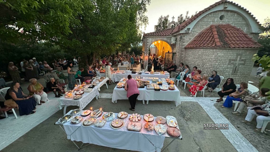 Γέμισαν φανουρόπιτες οι εκκλησίες σε όλη την Ελλάδα, δείτε φωτογραφίες και βίντεο