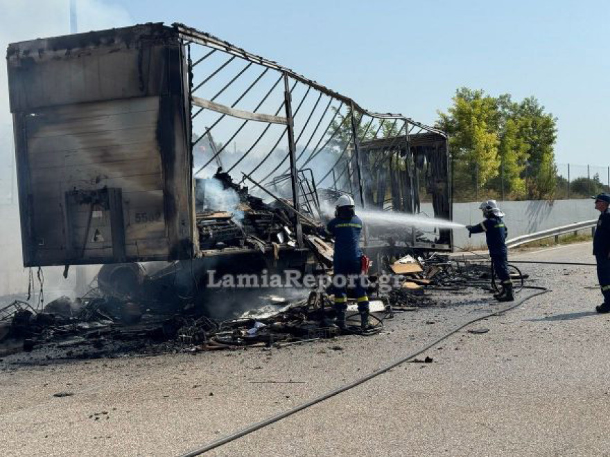 Φωτιά σε νταλίκα στην εθνική οδό Λαμίας - Θεσσαλονίκης, κάηκε ολοσχερώς το φορτίο με έπιπλα και είδη συσκευασίας