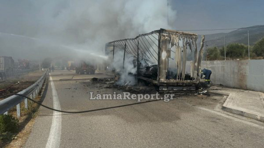 Φωτιά σε νταλίκα στην εθνική οδό Λαμίας - Θεσσαλονίκης, κάηκε ολοσχερώς το φορτίο με έπιπλα και είδη συσκευασίας