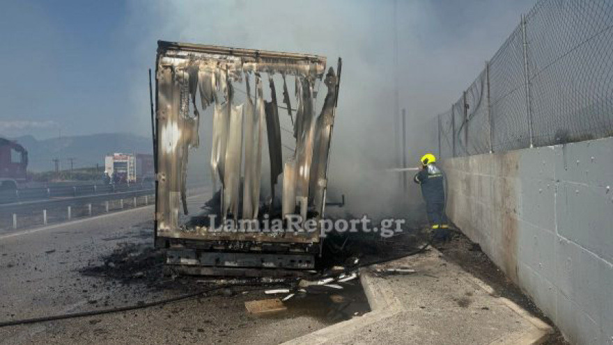 Φωτιά σε νταλίκα στην εθνική οδό Λαμίας - Θεσσαλονίκης, κάηκε ολοσχερώς το φορτίο με έπιπλα και είδη συσκευασίας