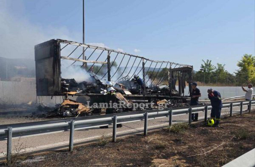 Φωτιά σε νταλίκα στην εθνική οδό Λαμίας - Θεσσαλονίκης, κάηκε ολοσχερώς το φορτίο με έπιπλα και είδη συσκευασίας