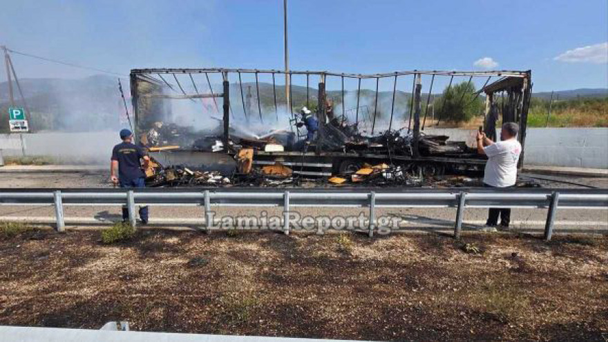 Φωτιά σε νταλίκα στην εθνική οδό Λαμίας - Θεσσαλονίκης, κάηκε ολοσχερώς το φορτίο με έπιπλα και είδη συσκευασίας