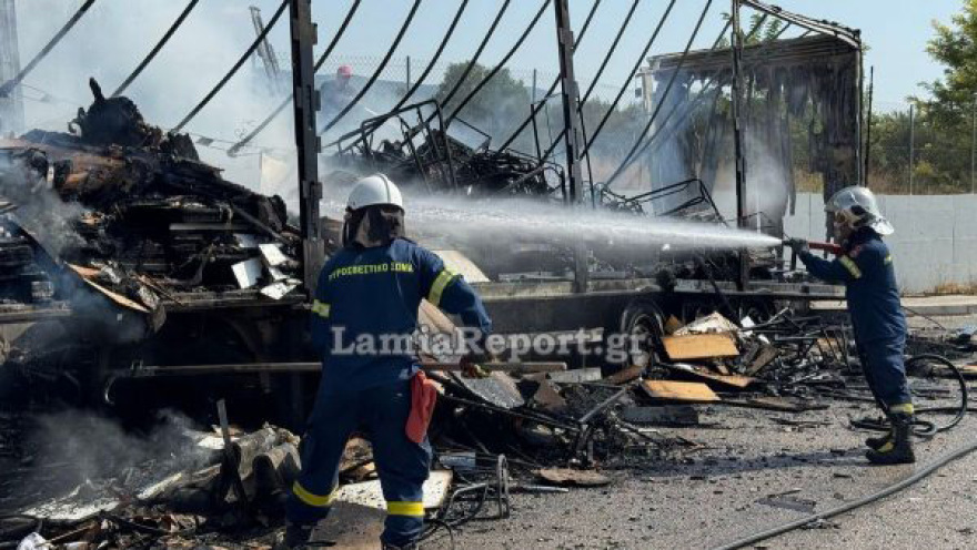 Φωτιά σε νταλίκα στην εθνική οδό Λαμίας - Θεσσαλονίκης, κάηκε ολοσχερώς το φορτίο με έπιπλα και είδη συσκευασίας