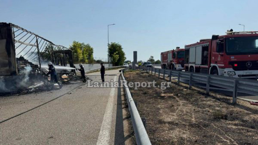 Φωτιά σε νταλίκα στην εθνική οδό Λαμίας - Θεσσαλονίκης, κάηκε ολοσχερώς το φορτίο με έπιπλα και είδη συσκευασίας