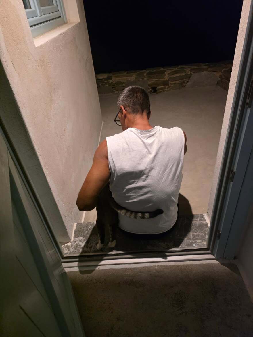 Η Νατάσσα Μποφίλιου ανέβασε φωτογραφίες με τον σύζυγό της από τη Φολέγανδρο: «Σαν το ρομάντζο στο νησί δεν έχει» έγραψε