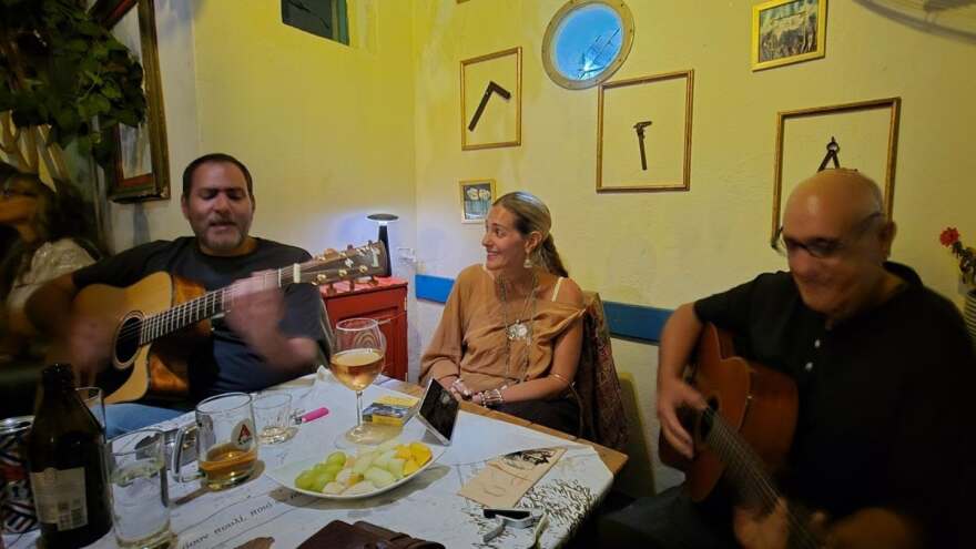 Η Νατάσσα Μποφίλιου ανέβασε φωτογραφίες με τον σύζυγό της από τη Φολέγανδρο: «Σαν το ρομάντζο στο νησί δεν έχει» έγραψε