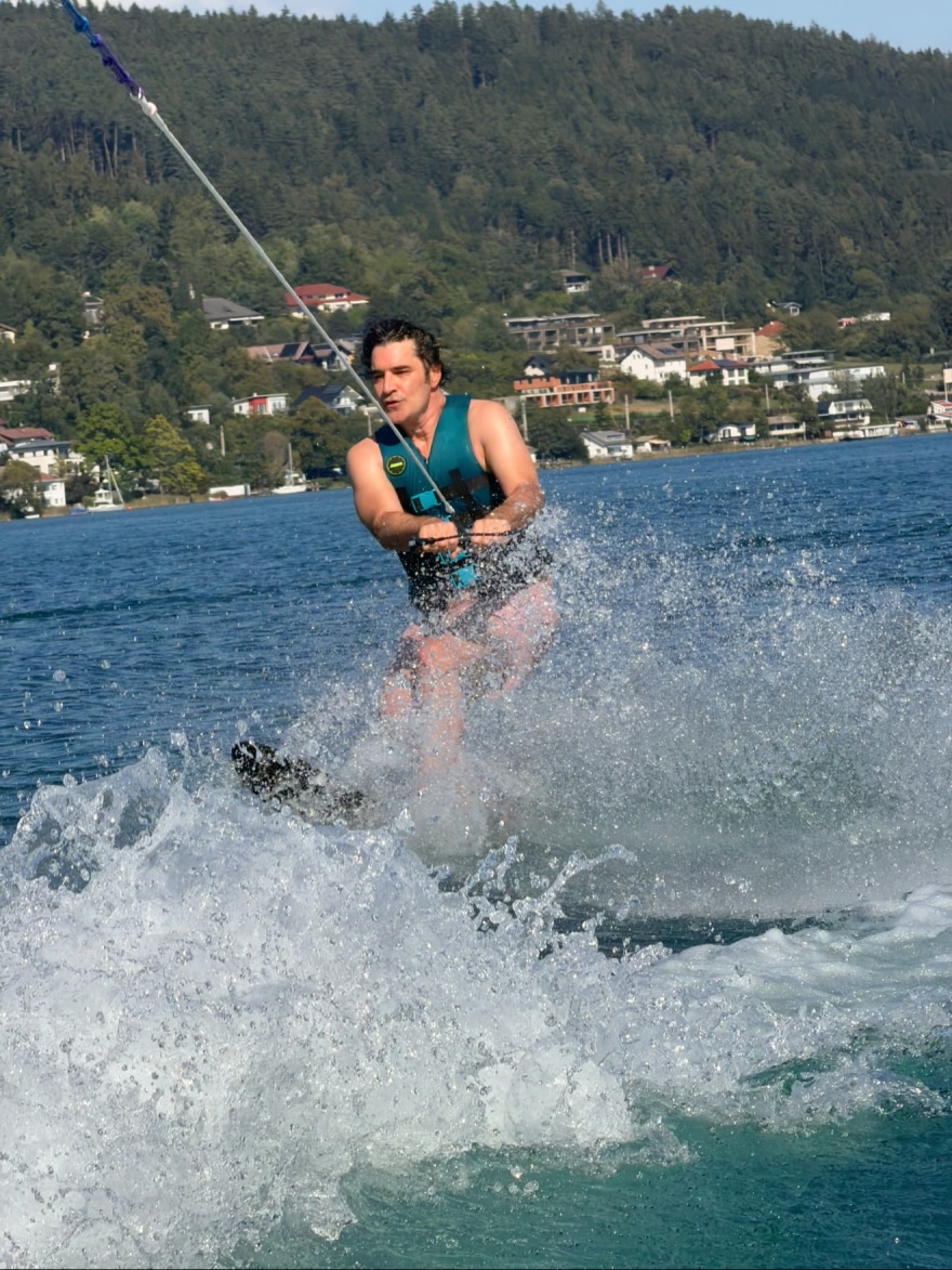 Ο Χριστόφορος Παπακαλιάτης έκανε wakeboard, δείτε βίντεο και φωτογραφίες